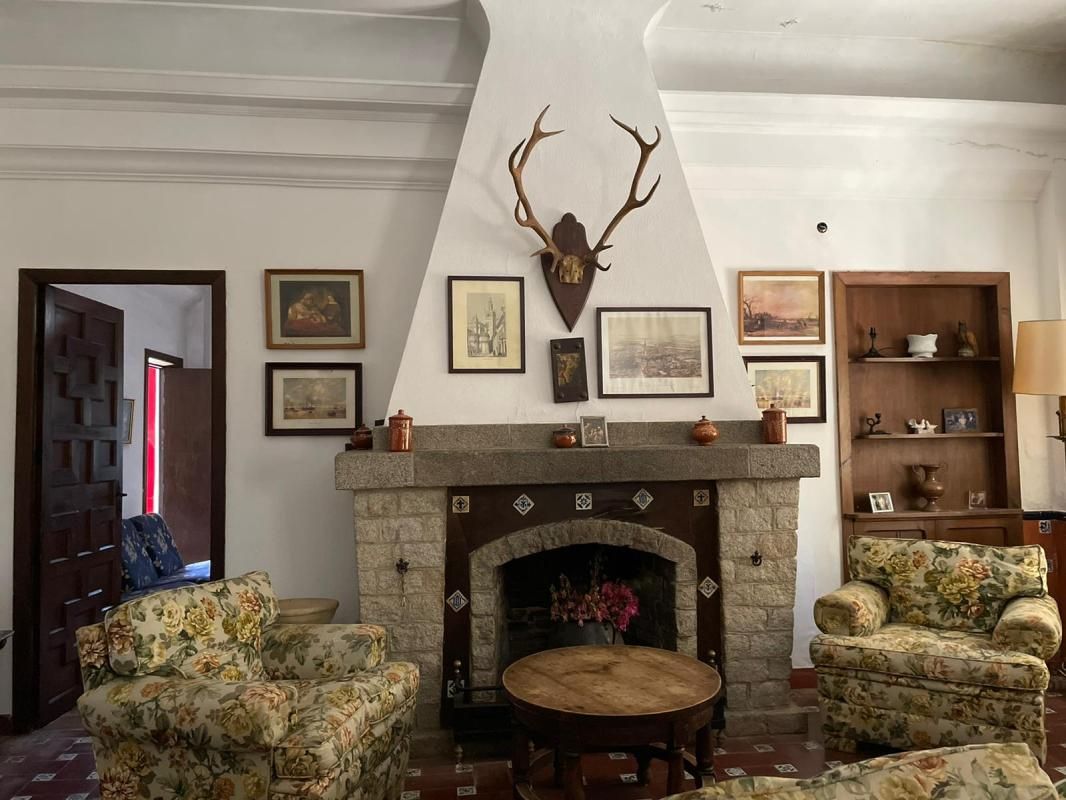 Sala de estar de Finca rústica en venta en Lora del Río con Calefacción, Jardín privado y Terraza