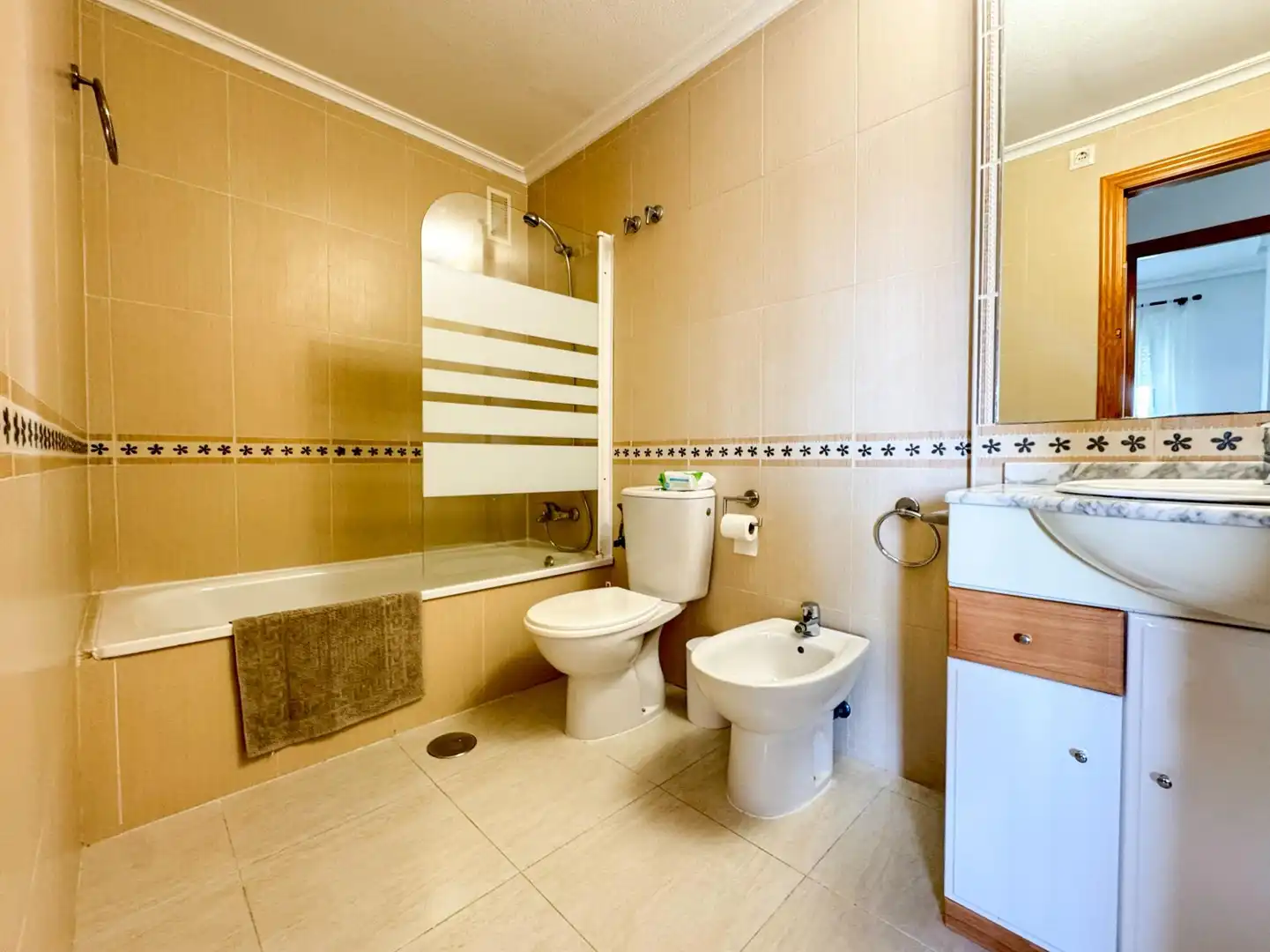 Baño de Apartamento de alquiler en Orihuela con Aire acondicionado, Calefacción y Jardín privado