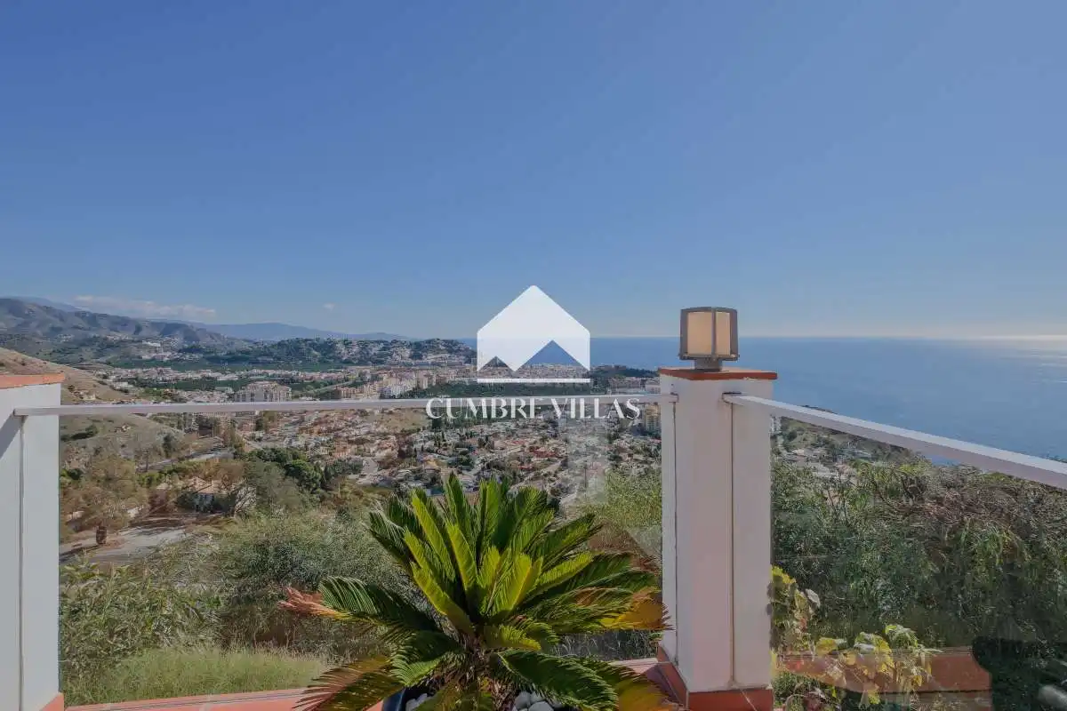 Vista exterior de Casa o xalet en venda en Almuñécar amb Jardí privat, Terrassa i Traster