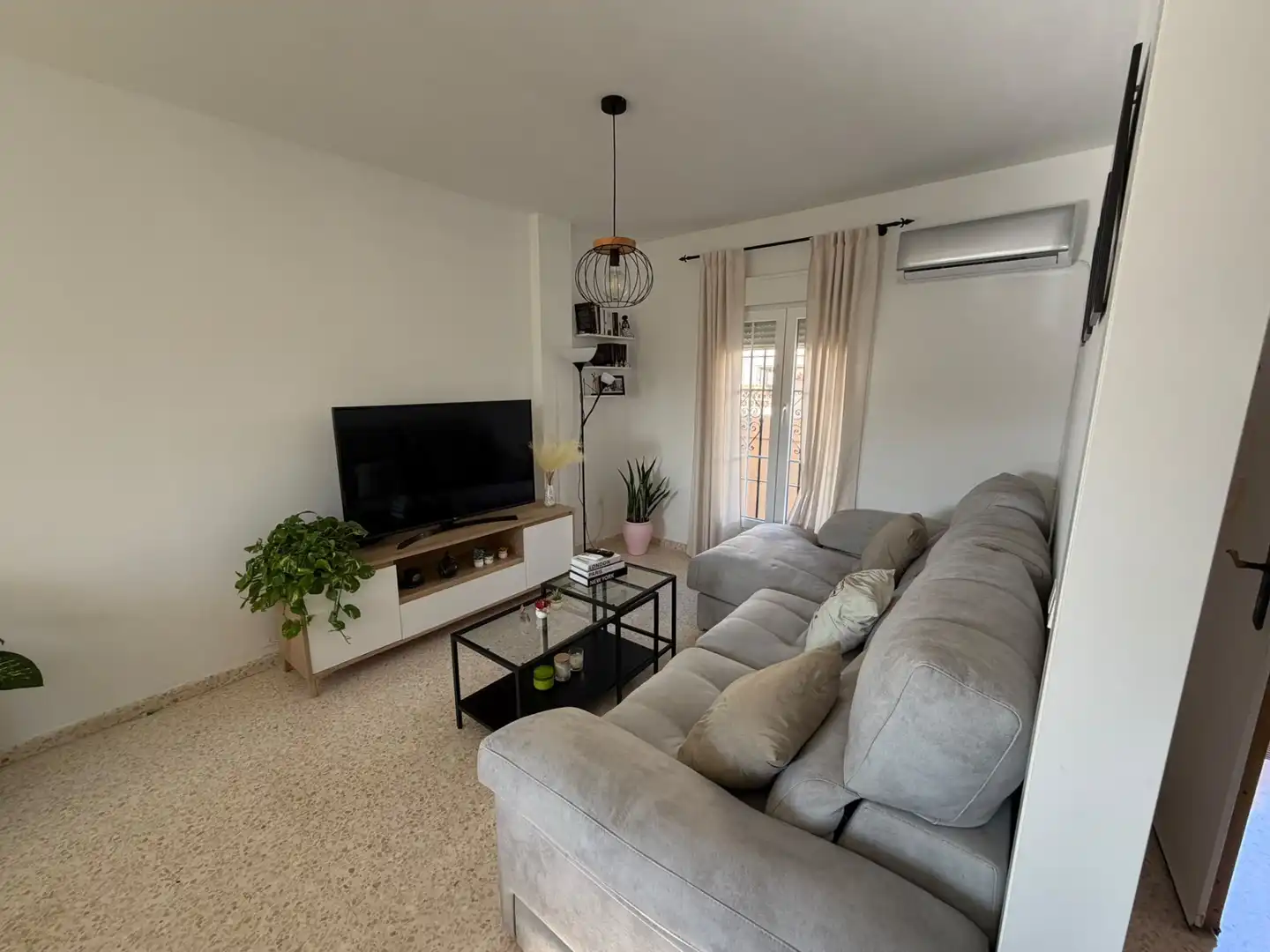 Sala d'estar de Casa adosada en venda en La Línea de la Concepción amb Moblat