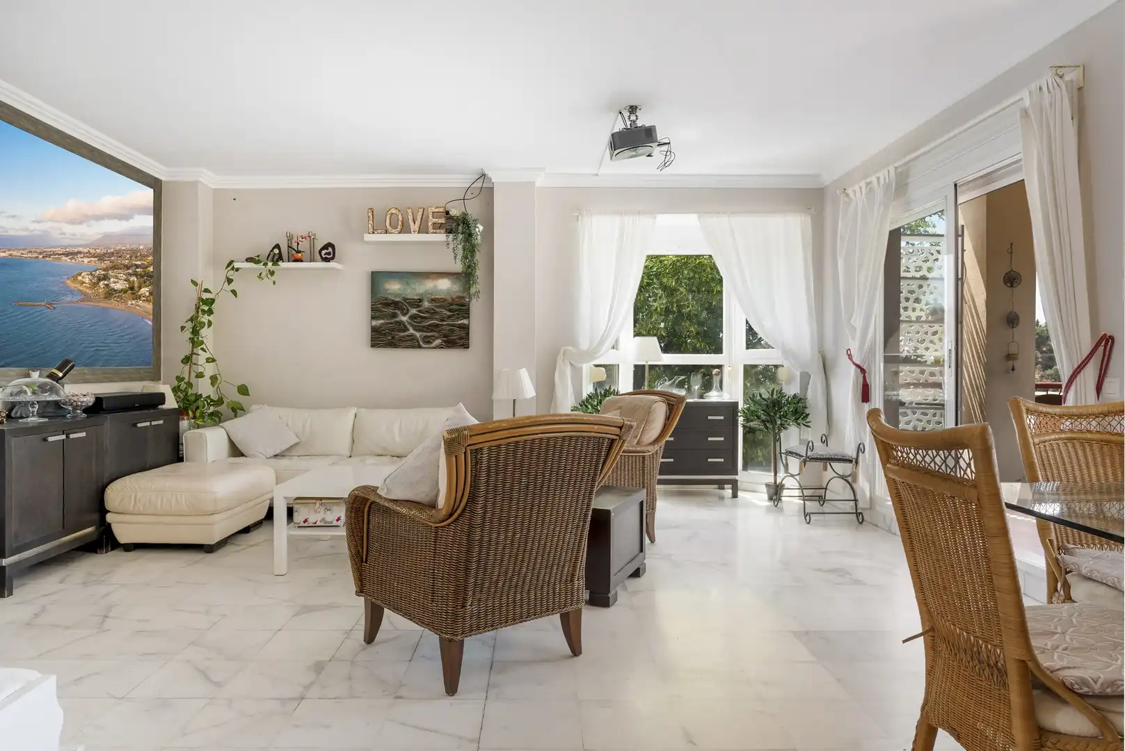 Sala d'estar de Casa adosada en venda en Estepona