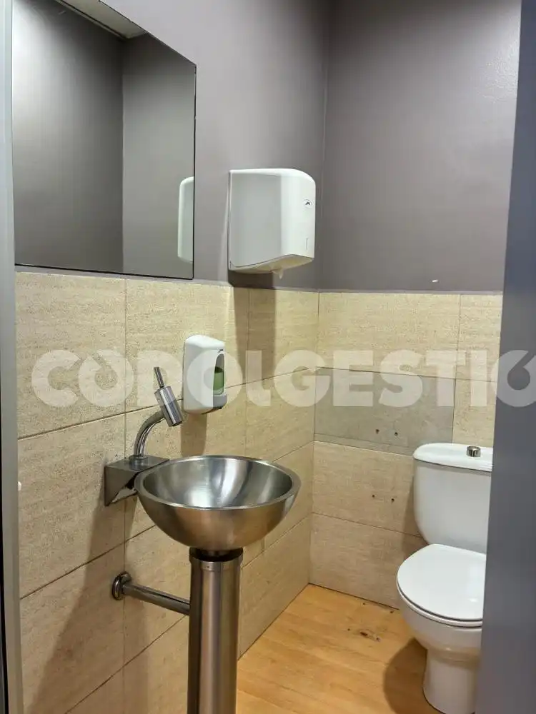 Badezimmer von Geschaftsraum zur Miete in Torelló