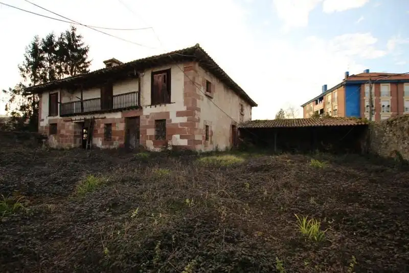 Vista exterior de Casa o xalet en venda en Cabezón de la Sal amb Jardí privat i Terrassa