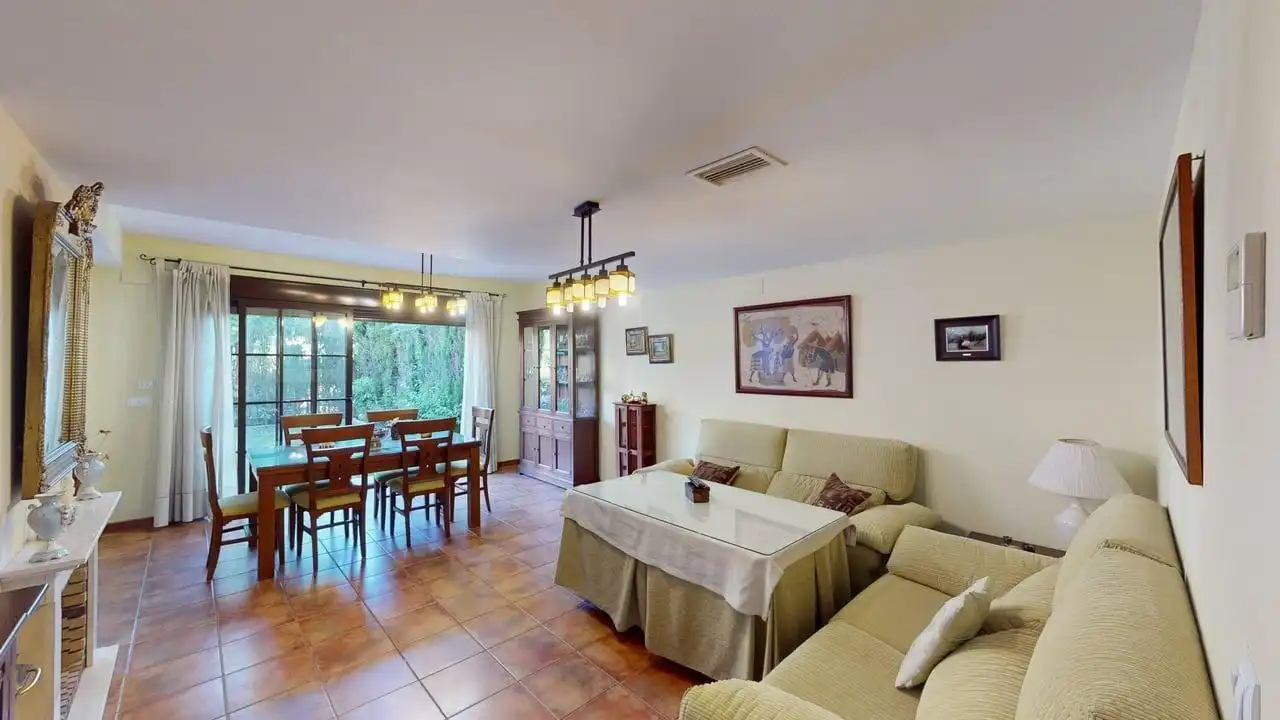 Sala d'estar de Casa adosada en venda en Guillena amb Aire condicionat, Calefacció i Jardí privat