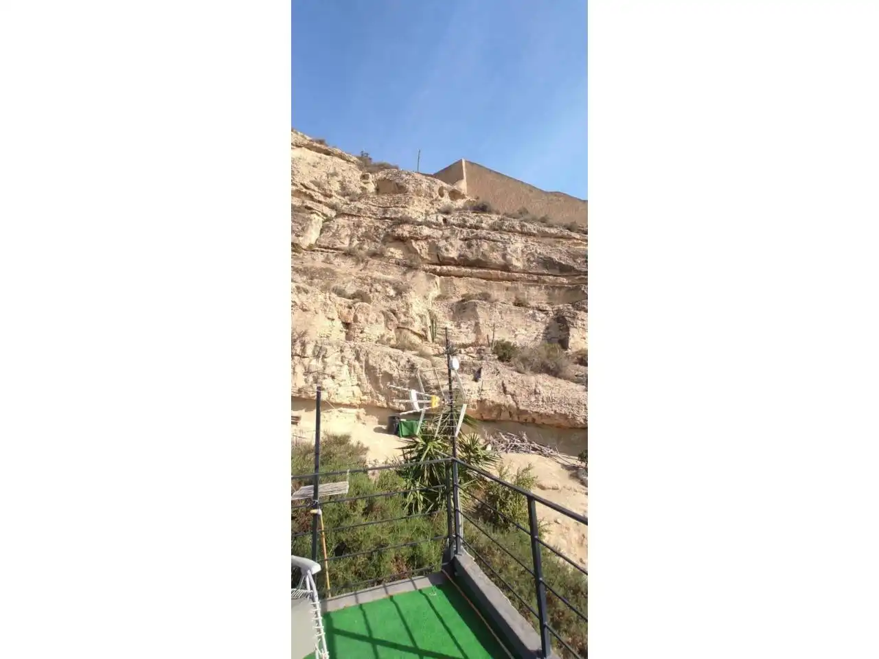 Vista exterior de Casa o xalet en venda en Alicante / Alacant amb Aire condicionat, Jardí privat i Terrassa