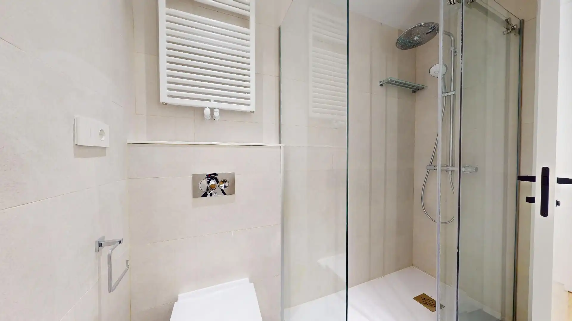 Bathroom of Flat for rent in Madrid  with Air Conditioner, Heating and Storage room