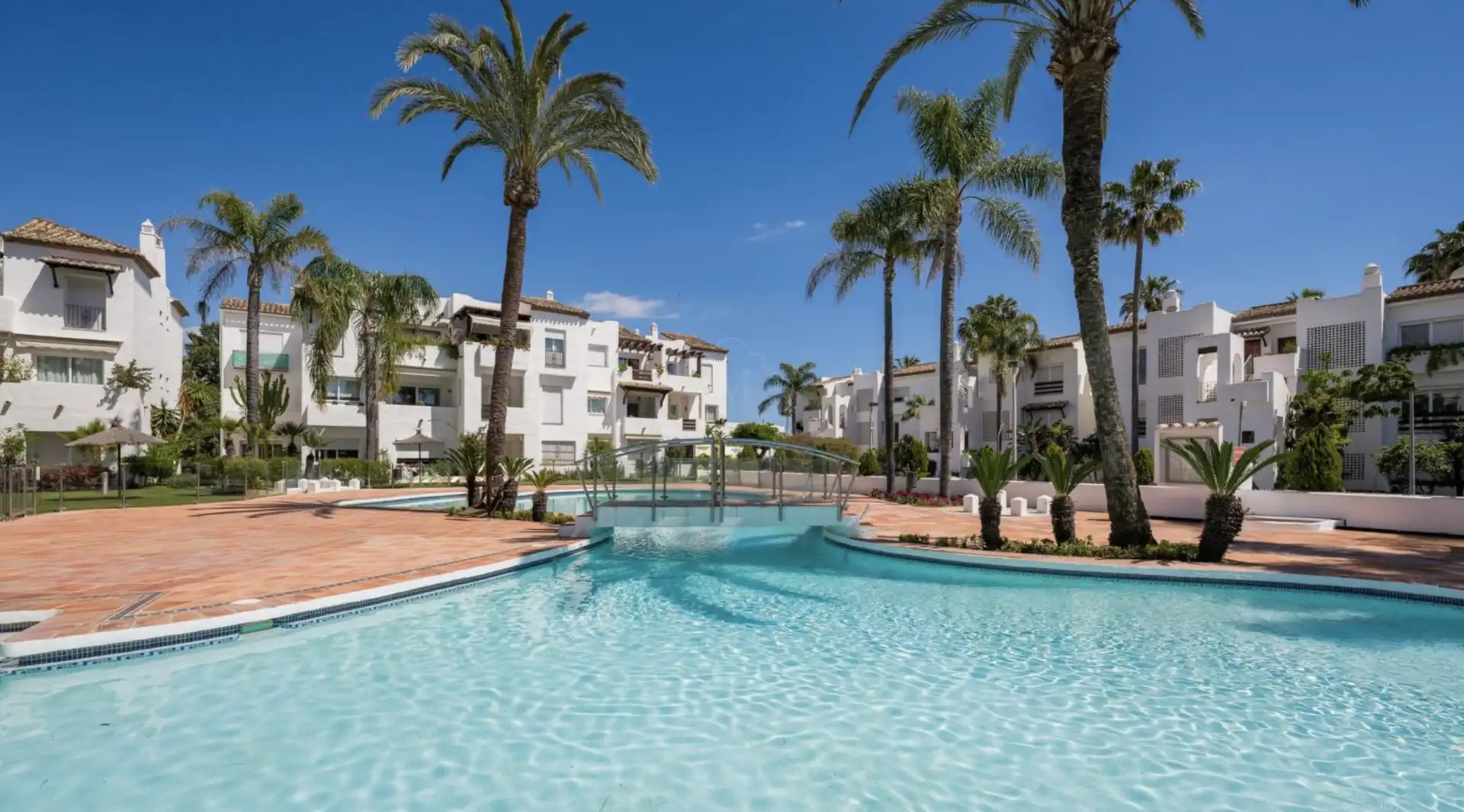 Außenansicht von Erdgeschoss zur Miete in Estepona mit Klimaanlage, Terrasse und Schwimmbad