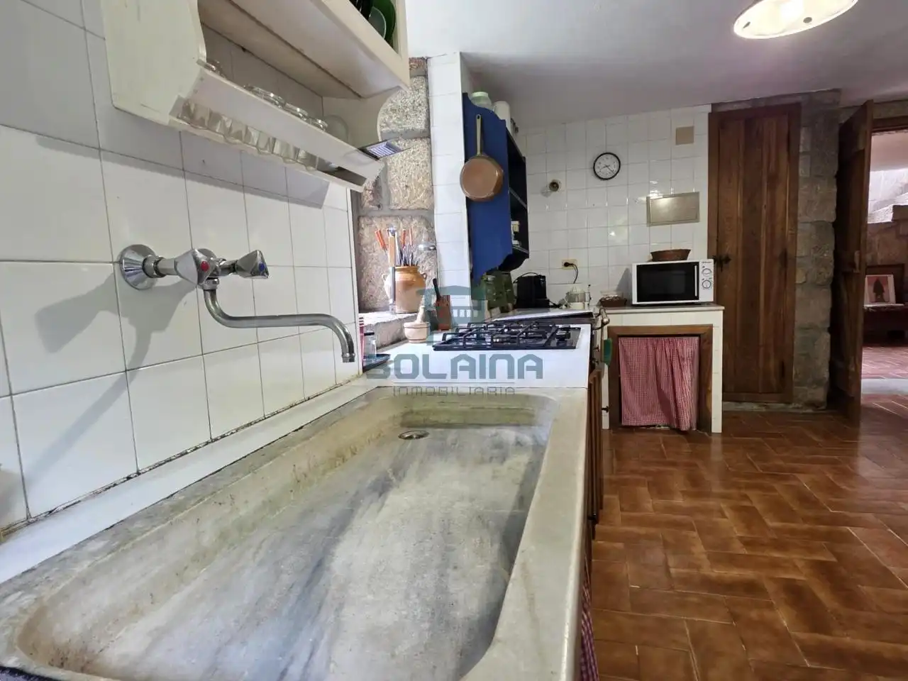 Cuina de Casa o xalet en venda en Ourense Capital  amb Calefacció i Jardí privat