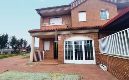 Vista exterior de Casa o xalet en venda en Onzonilla amb Terrassa