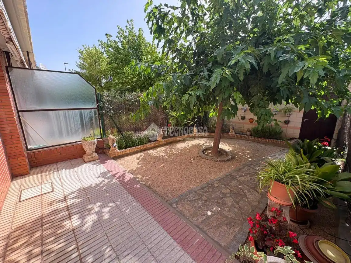 Jardín de Casa adosada en venta en Zaragoza con Terraza