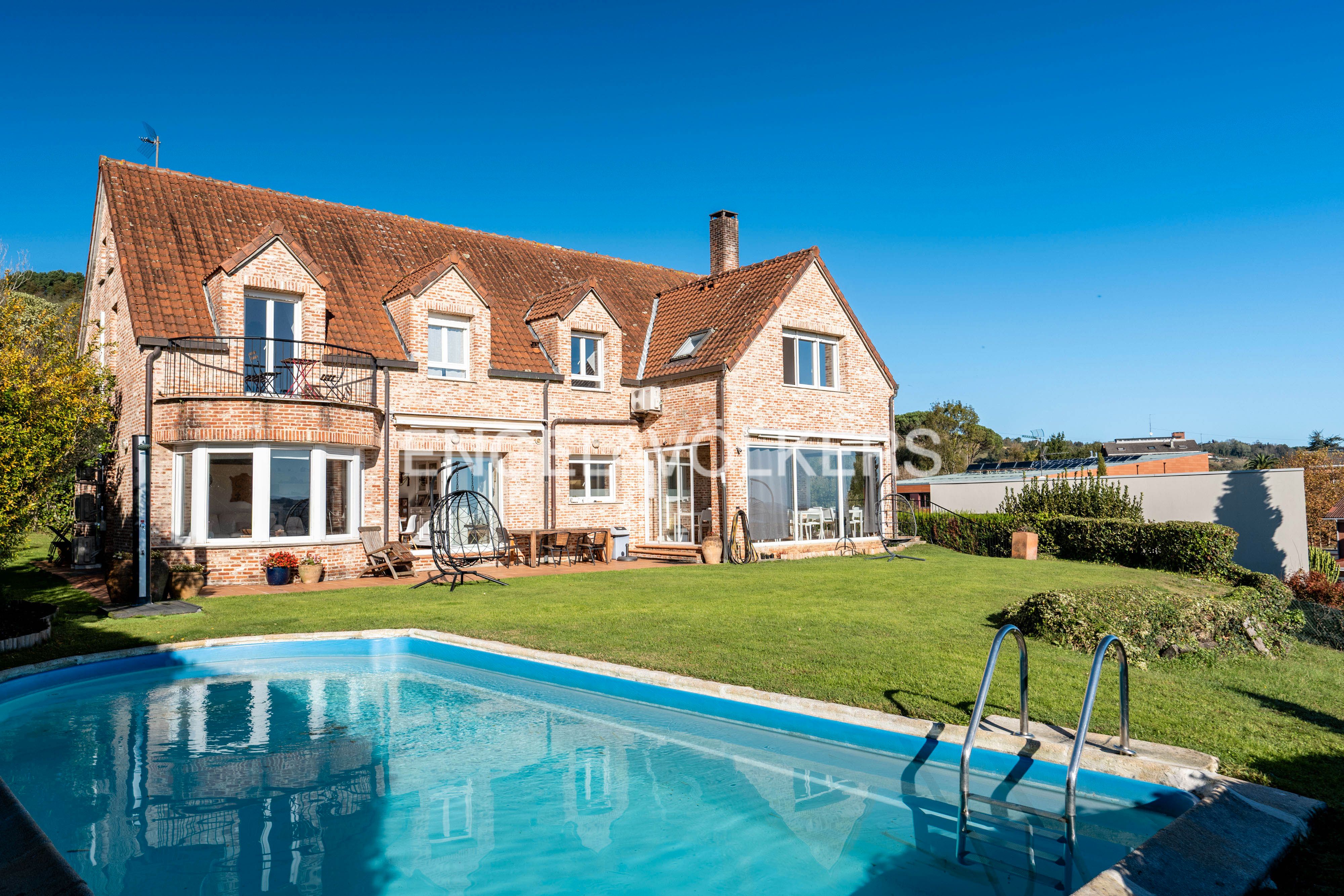 Piscina de Finca rústica en venda en Hondarribia amb Aire condicionat, Calefacció i Jardí privat