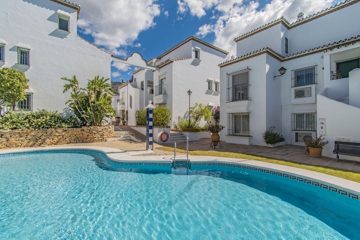 Vista exterior de Àtic en venda en Marbella amb Aire condicionat, Terrassa i Traster