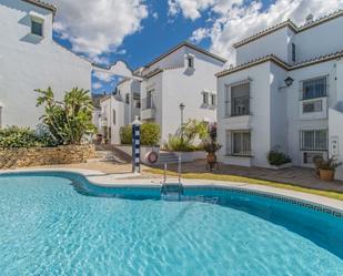 Vista exterior de Àtic en venda en Marbella amb Aire condicionat, Terrassa i Traster