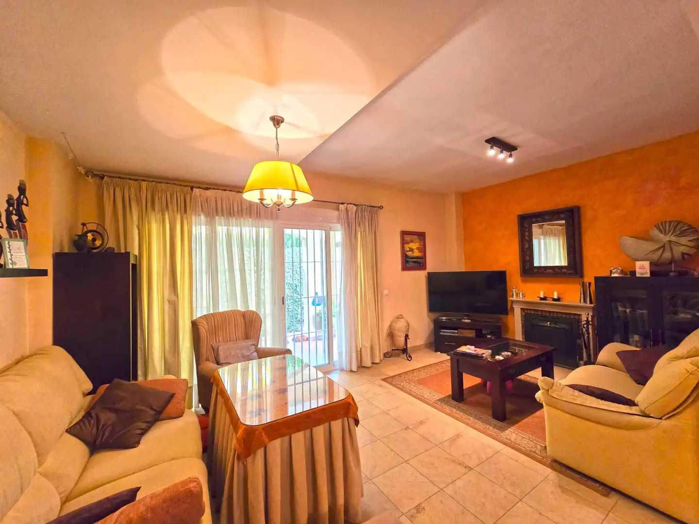 Sala de estar de Casa adosada en venta en Espartinas con Jardín privado, Terraza y Balcón
