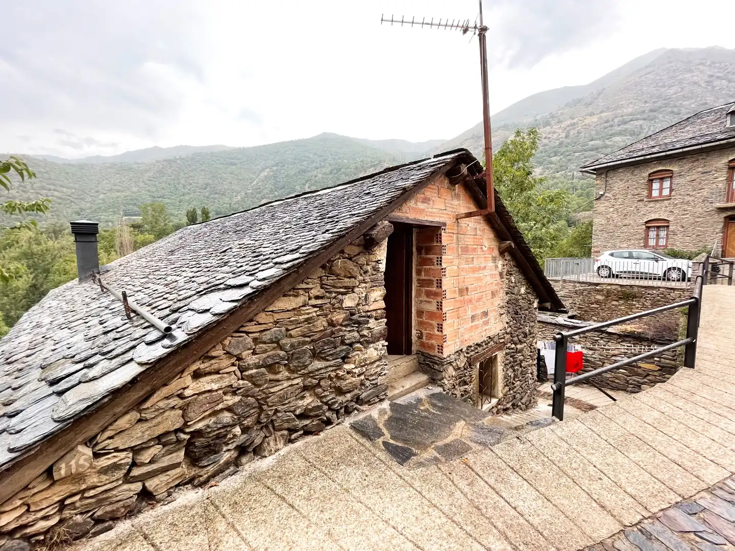 Exterior view of Houses for sale in Lladorre  with Storage room and Furnished