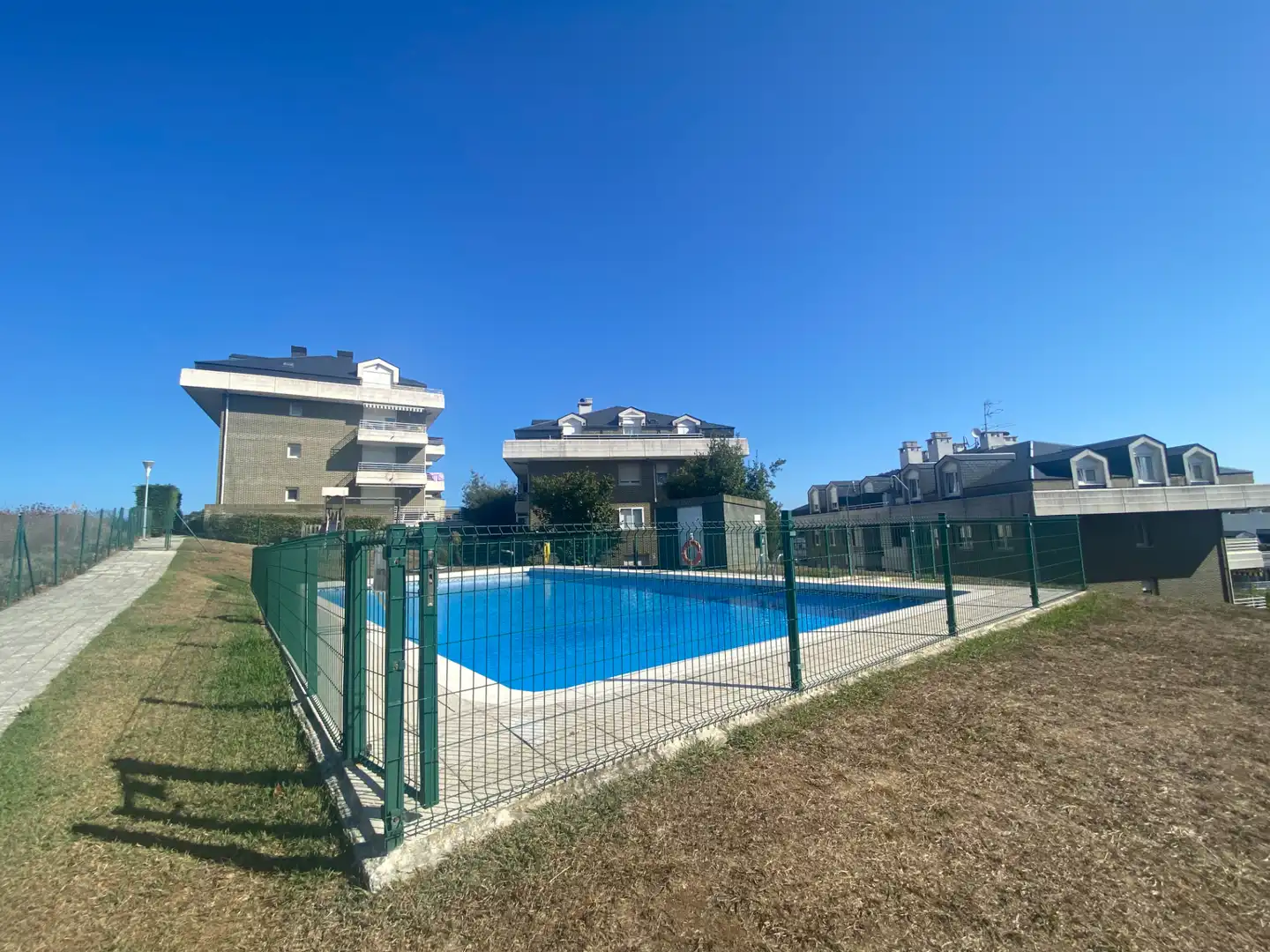 Piscina de Piso en venta en Castro-Urdiales con Calefacción, Jardín privado y Parquet
