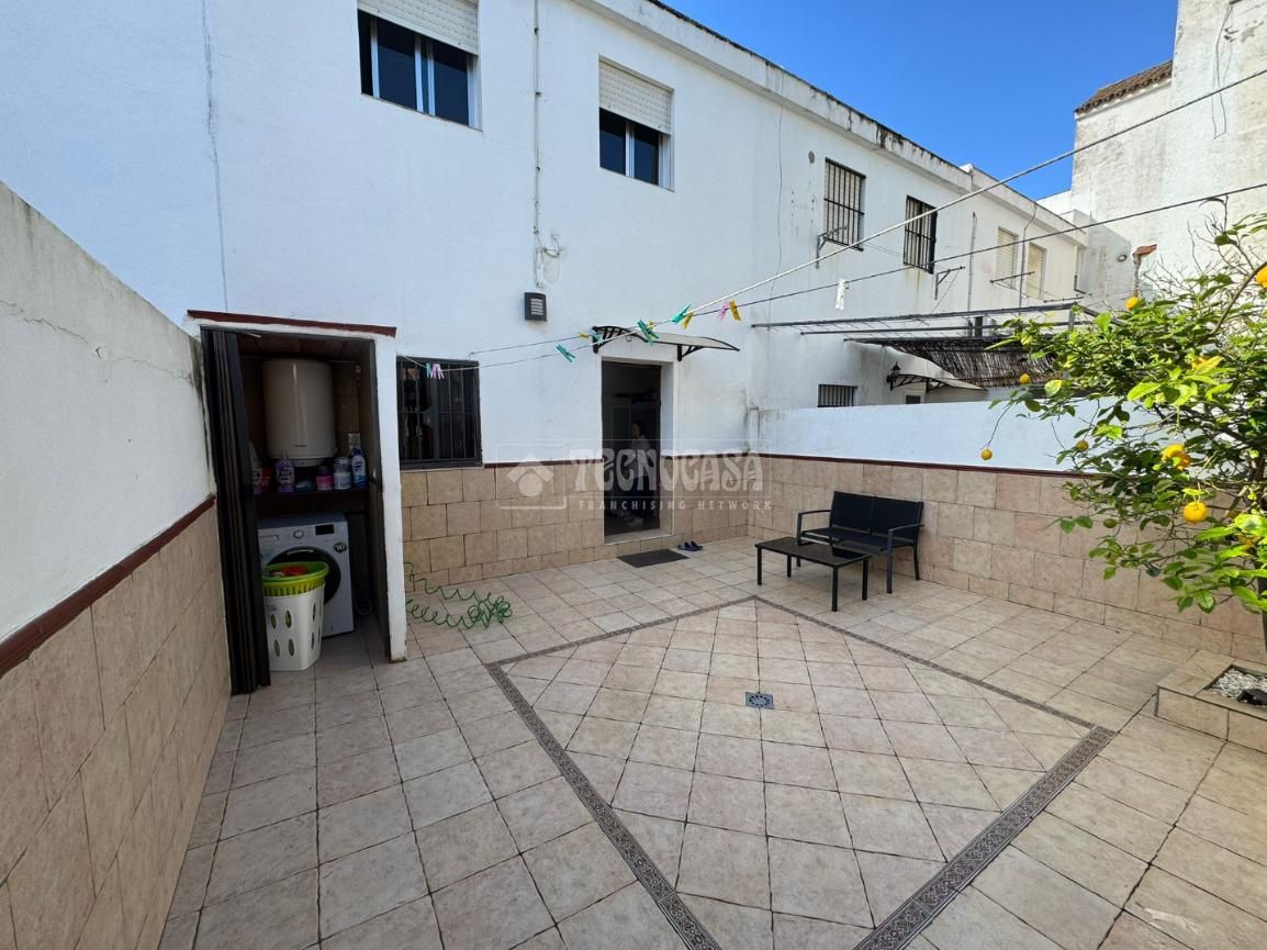 Vista exterior de Casa adosada en venda en Benalup-Casas Viejas amb Aire condicionat, Calefacció i Jardí privat