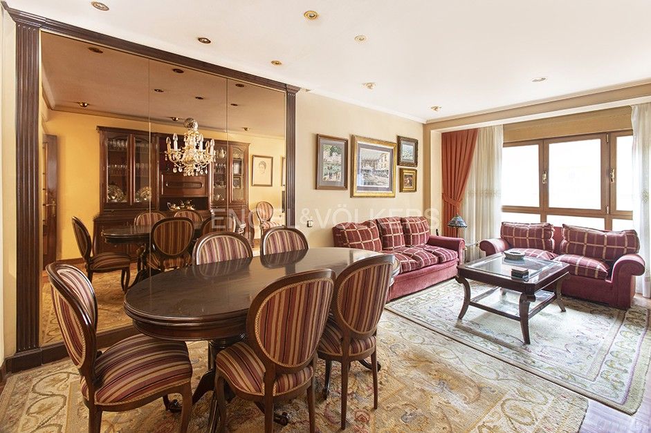 Sala d'estar de Apartament en venda en Oviedo  amb Calefacció, Parquet i Terrassa