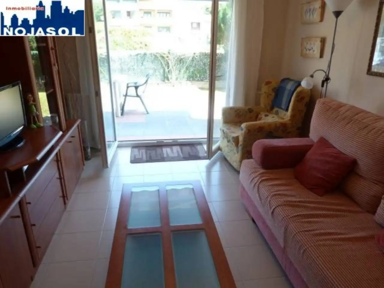 Sala d'estar de Apartament de lloguer en Arnuero amb Calefacció, Jardí privat i Terrassa