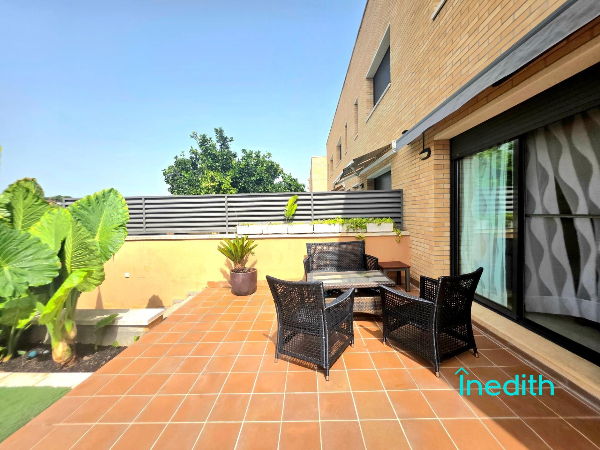 Terrassa de Casa adosada en venda en Cubelles amb Aire condicionat, Calefacció i Jardí privat