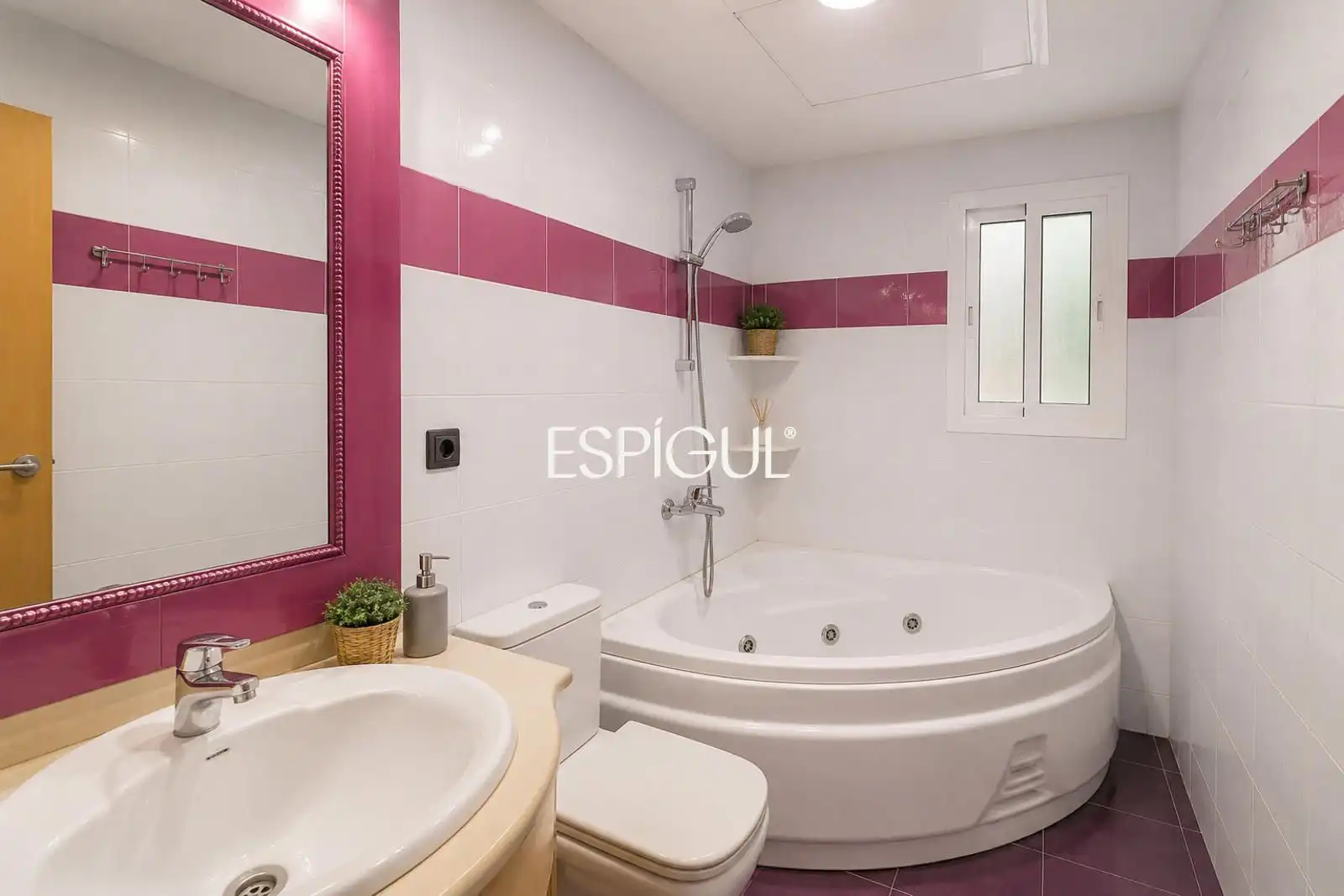 Badezimmer von Wohnung zum Verkauf in Barcelona mit Klimaanlage, Heizung und Parkett