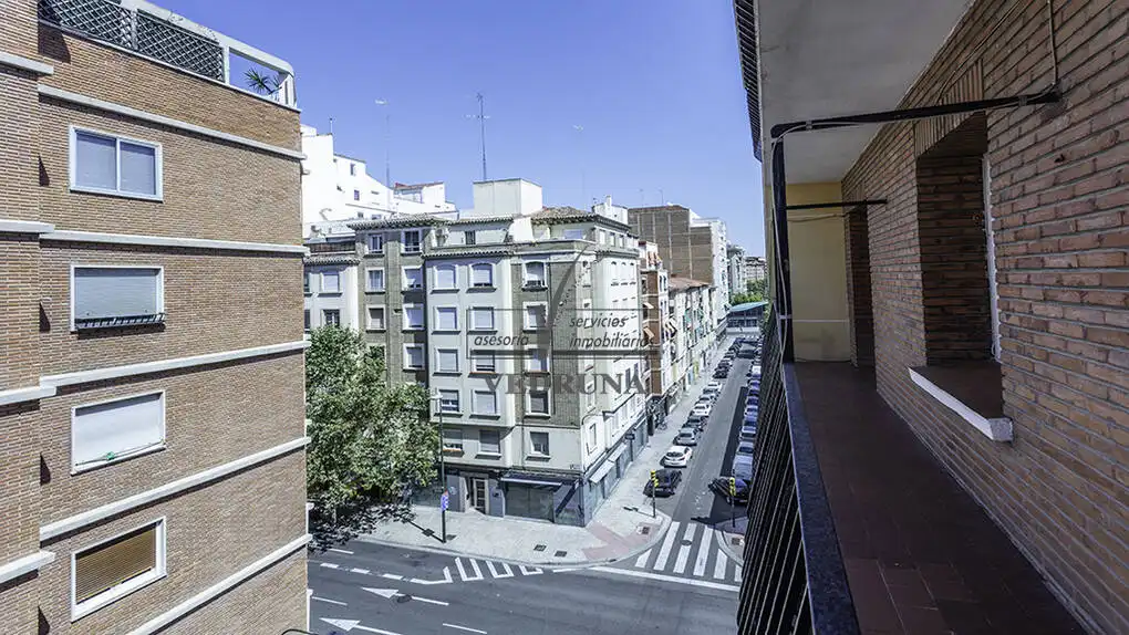 Vista exterior de Piso de alquiler en Zaragoza con Calefacción, Terraza y Horno