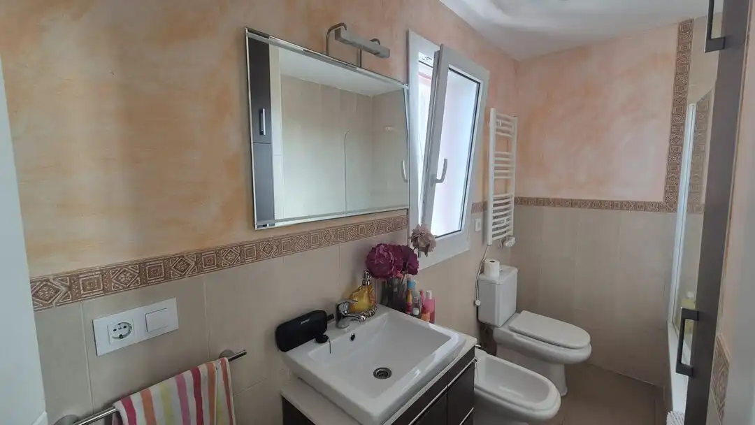 Baño de Casa adosada de alquiler en La Línea de la Concepción con Aire acondicionado, Calefacción y Jardín privado