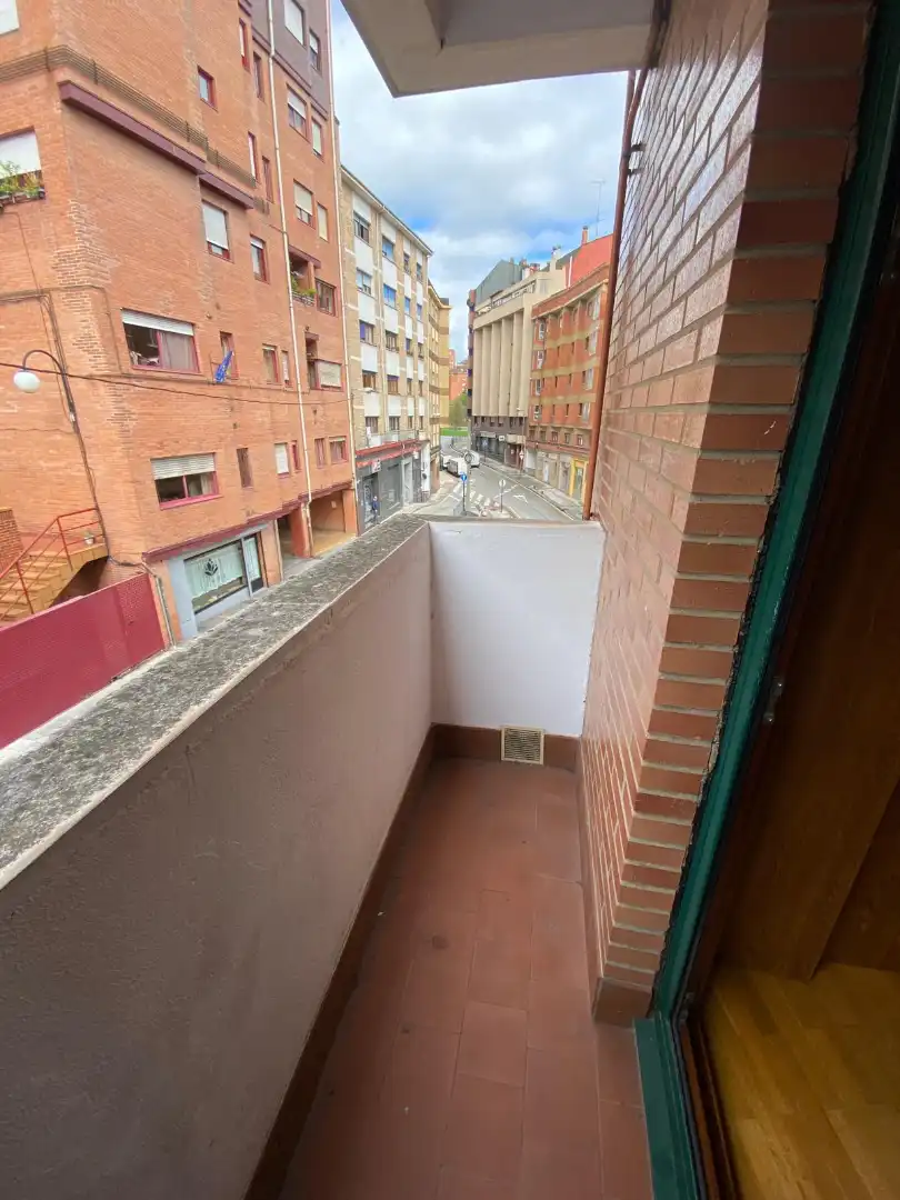 Terraza de Piso de alquiler en Oviedo  con Calefacción, Parquet y Amueblado