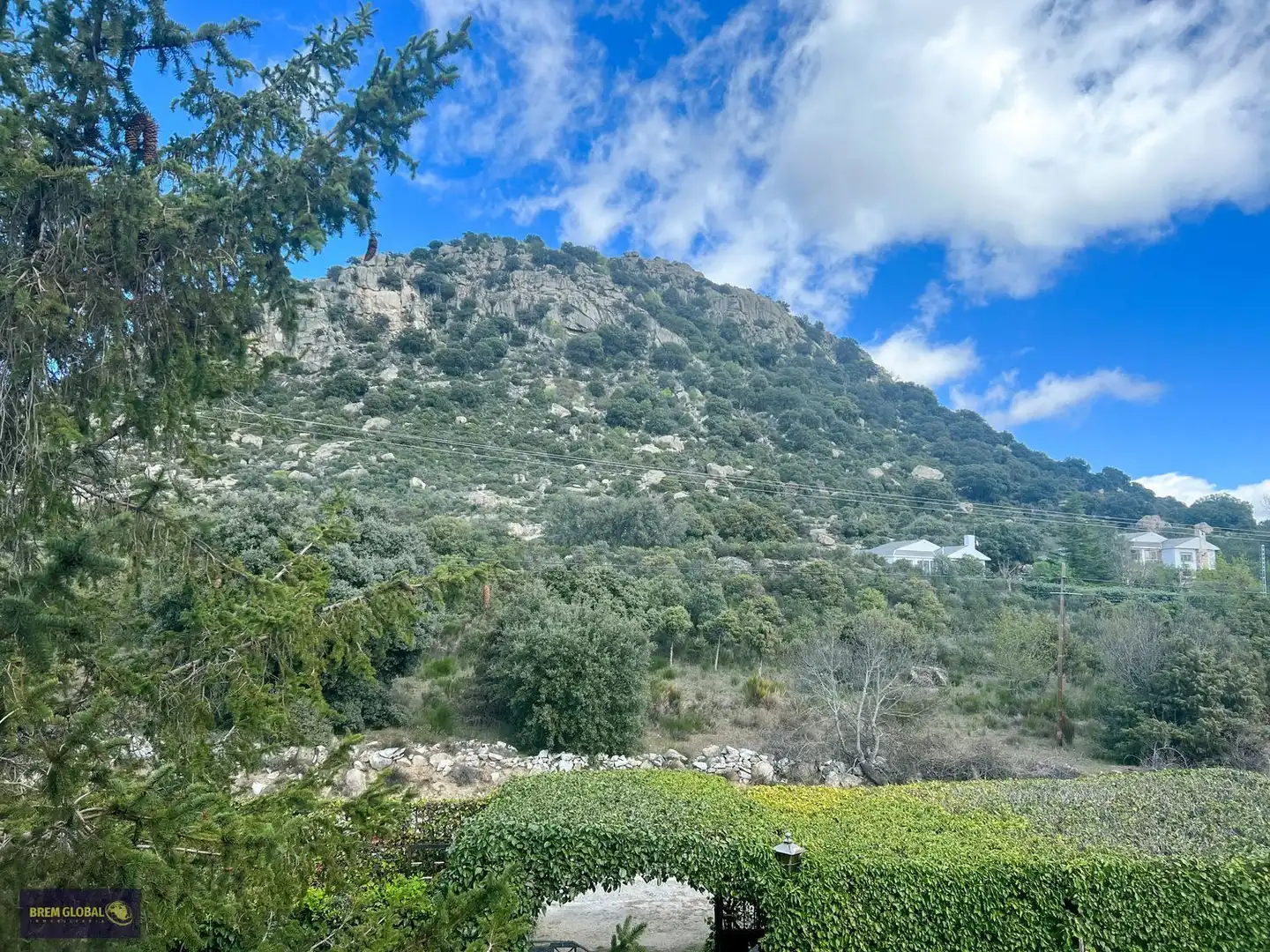 Vista exterior de Casa o xalet en venda en La Cabrera amb Jardí privat, Terrassa i Traster