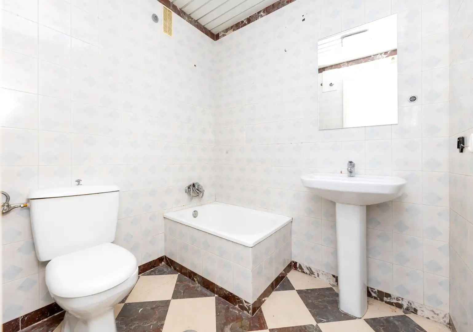 Baño de Piso en venta en Cenes de la Vega con Aire acondicionado y Balcón