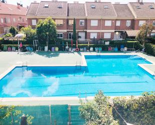 Piscina de Casa adosada en venda en Alcalá de Henares amb Aire condicionat i Terrassa