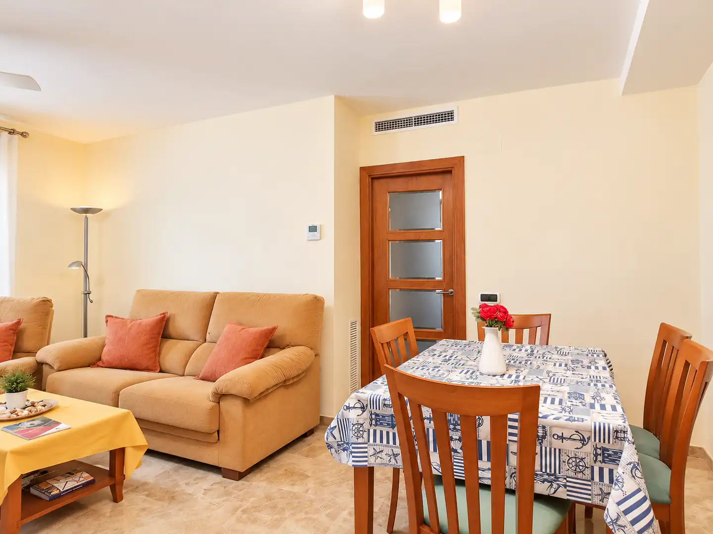 Sala de estar de Piso en venta en Roda de Berà con Calefacción y Jardín privado