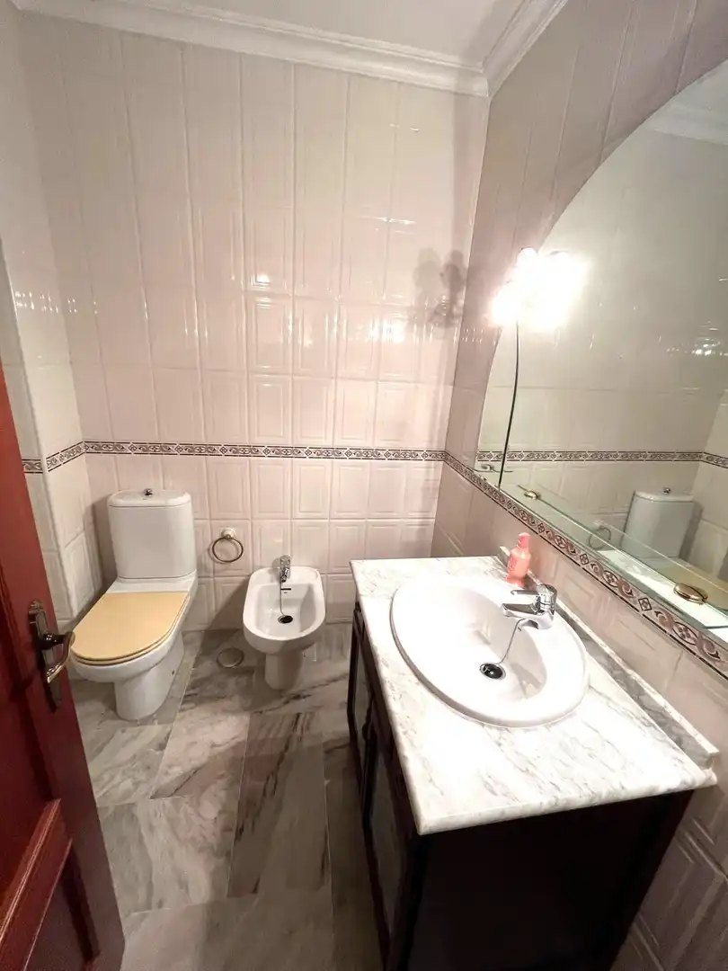 Baño de Casa adosada en venta en Moguer con Aire acondicionado, Terraza y Trastero