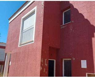 Vista exterior de Casa adosada en venda en Turís amb Jardí privat, Terrassa i Balcó