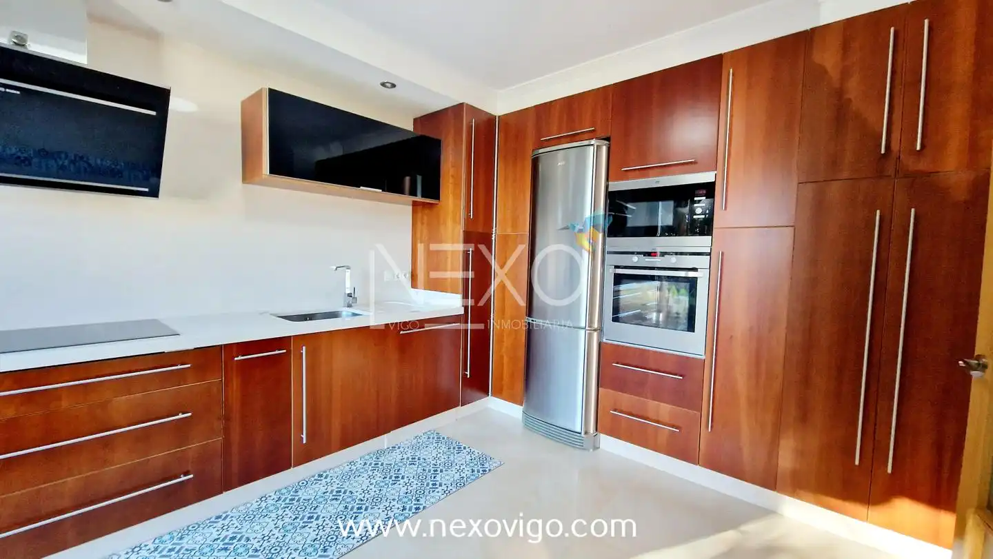 Cocina de Casa adosada en venta en Cangas  con Calefacción, Trastero y Amueblado