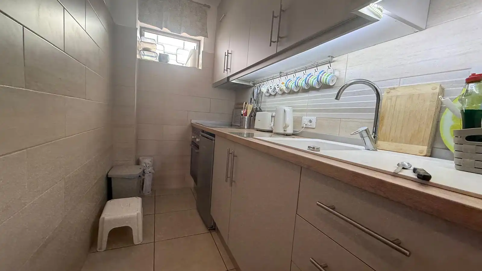 Küche von Erdgeschoss zum Verkauf in Arona mit Privatgarten, Terrasse und Abstellraum