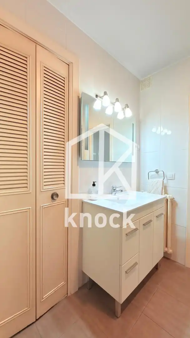 Bathroom of Flat for sale in Oviedo   with Heating and Parquet flooring