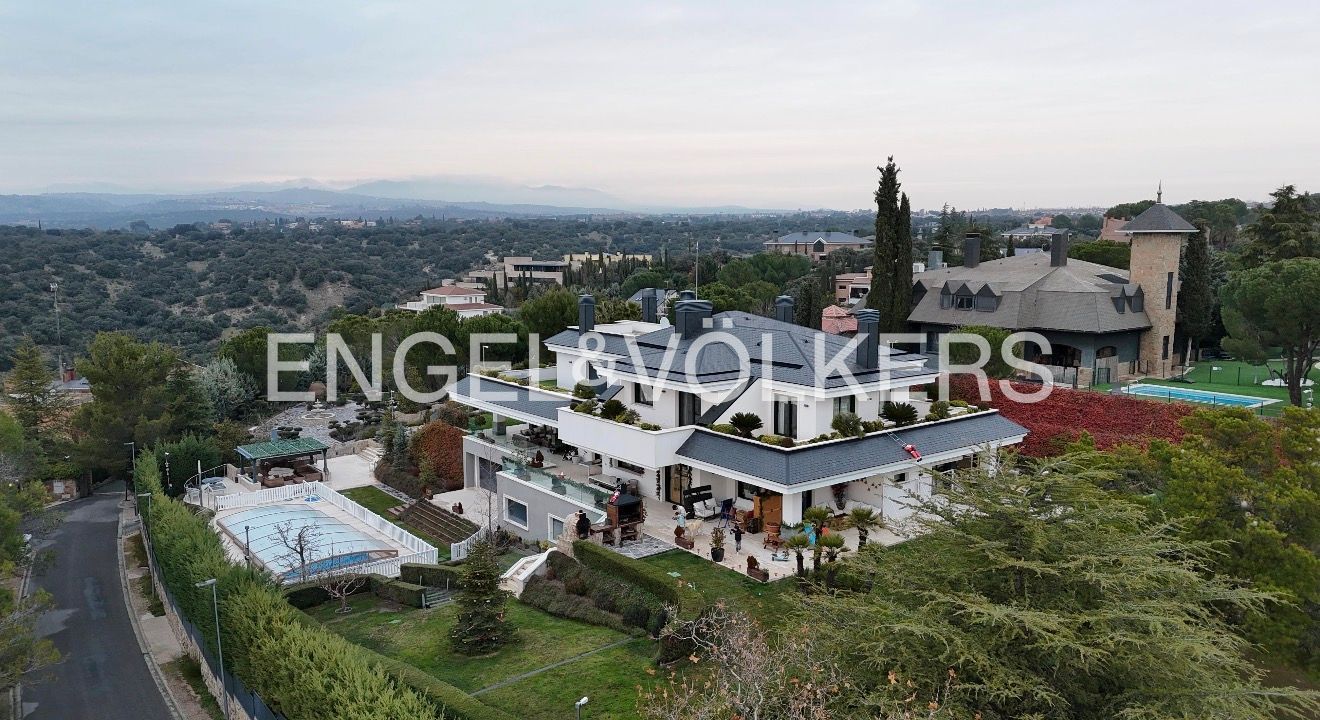 Vista exterior de Casa o xalet en venda en Las Rozas de Madrid amb Aire condicionat, Calefacció i Jardí privat