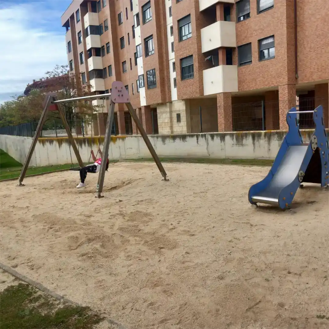 Aparcament de Pis de lloguer en Ávila amb Jardí privat, Parquet i Piscina