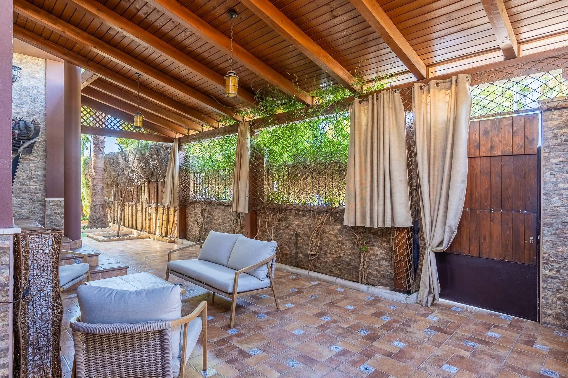 Terrassa de Casa adosada en venda en Dos Hermanas amb Aire condicionat, Jardí privat i Terrassa