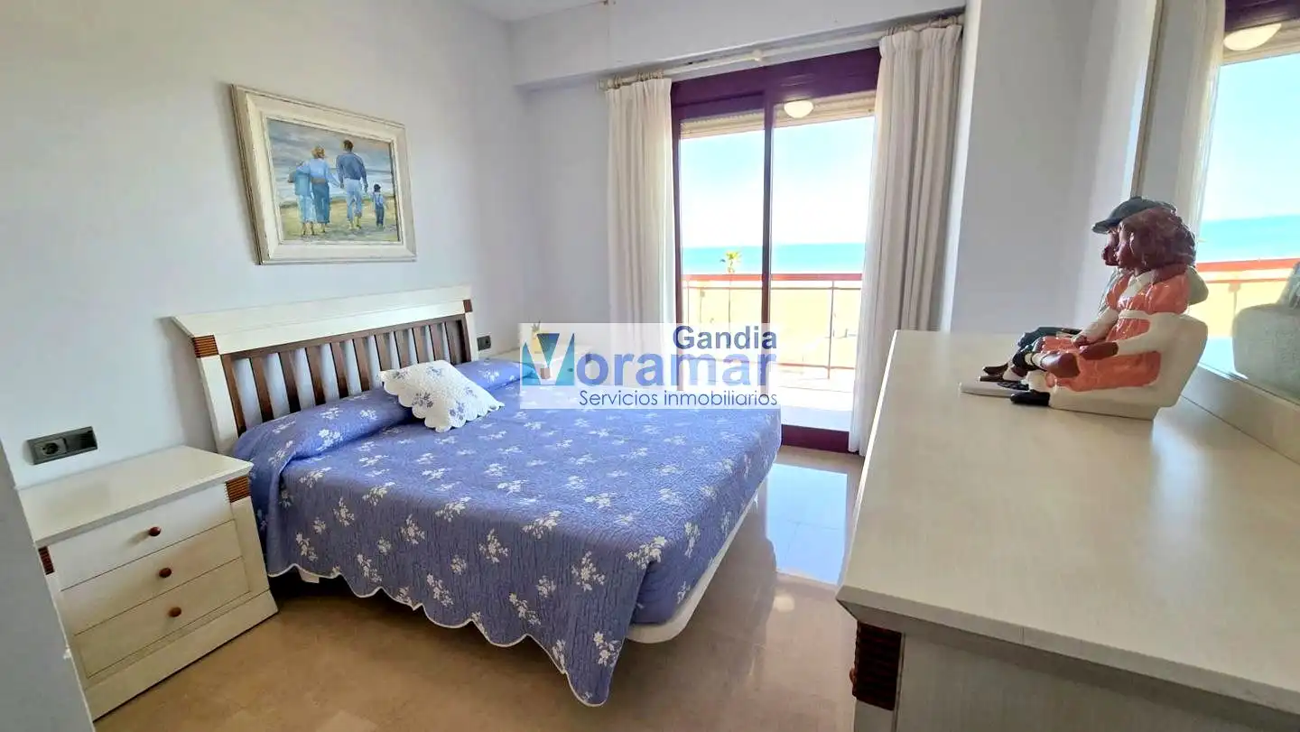 Dormitori de Apartament de lloguer en Gandia amb Aire condicionat, Terrassa i Moblat