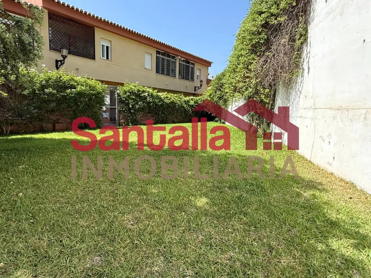 Vista exterior de Casa adosada en venta en Almuñécar con Aire acondicionado, Terraza y Piscina comunitaria