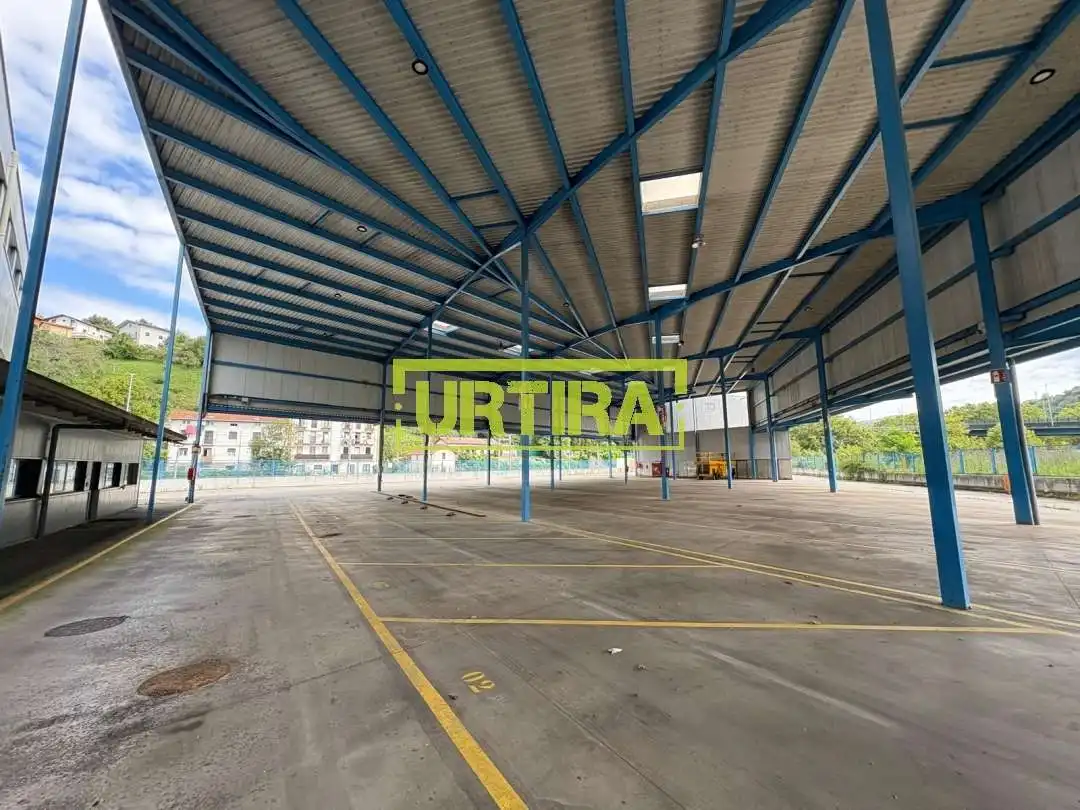 Außenansicht von Fabrikhallen zum Verkauf in Hernani
