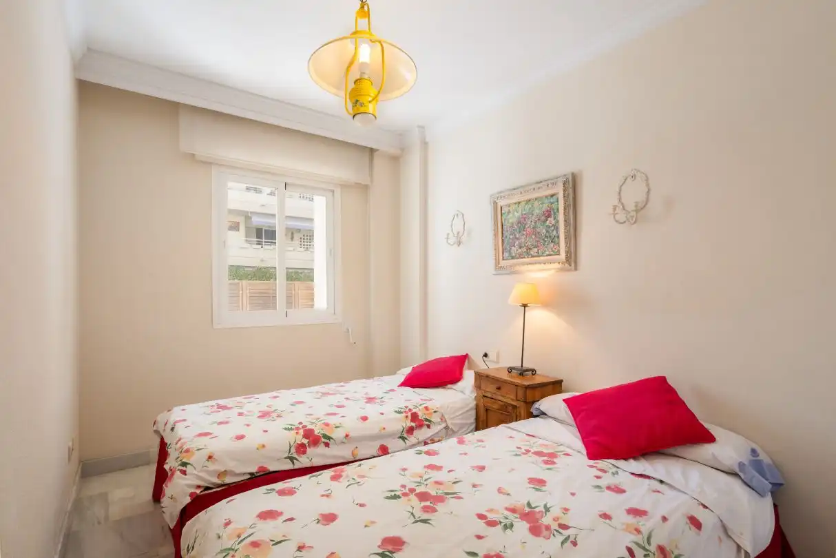 Schlafzimmer von Wohnung zum Verkauf in Marbella mit Klimaanlage, Heizung und Privatgarten