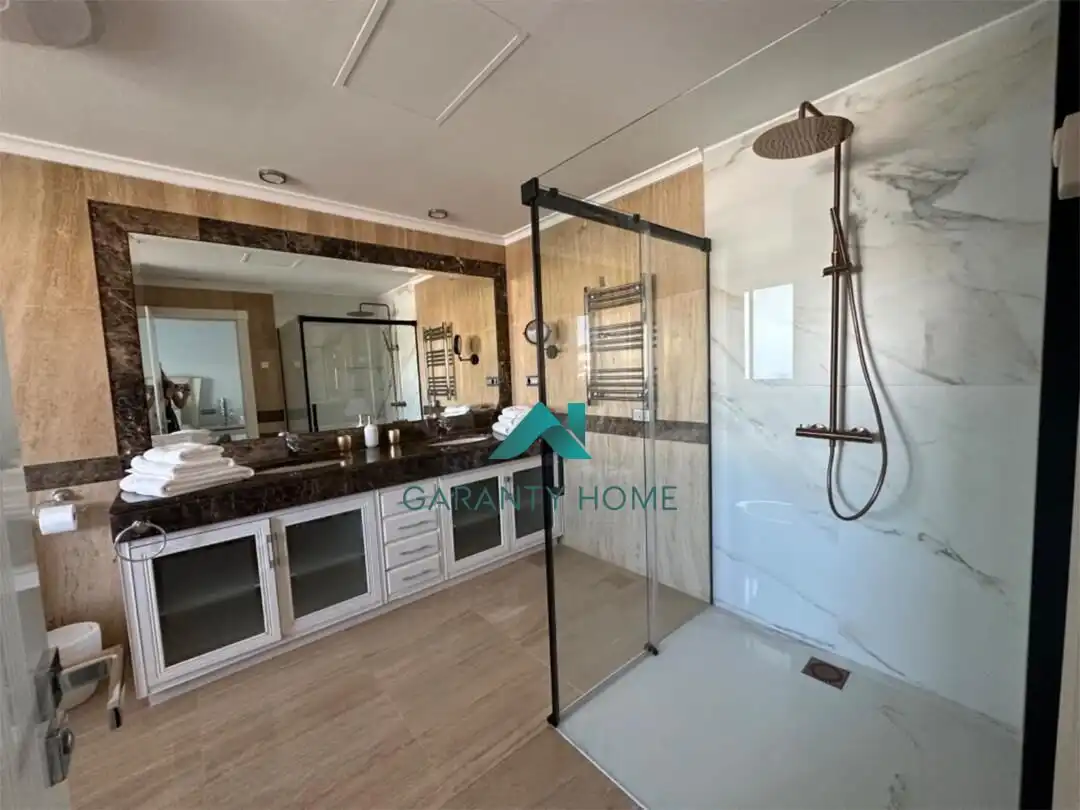 Baño de Piso de alquiler en Marbella con Calefacción, Terraza y Amueblado