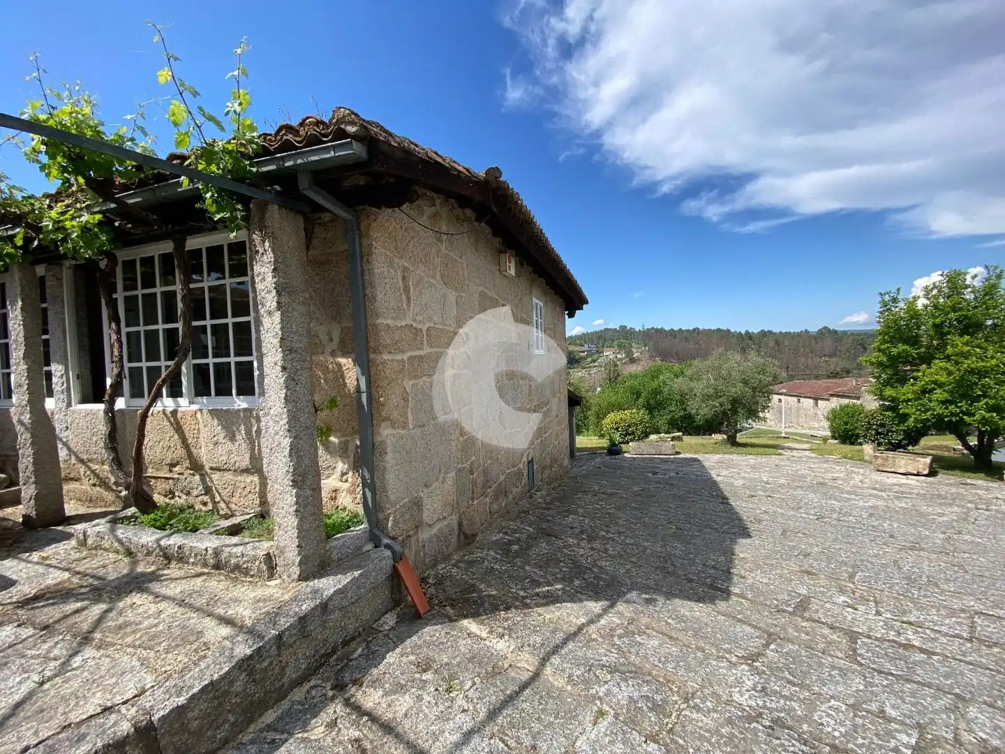 Vista exterior de Casa o xalet en venda en San Cibrao das Viñas amb Calefacció, Jardí privat i Parquet