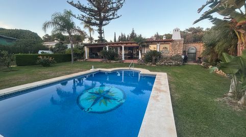 ¡ Descubre la joya que estabas buscando en Ricmar, Las Chapas, Marbella!   Esta encantadora villa de una sola planta se asienta so