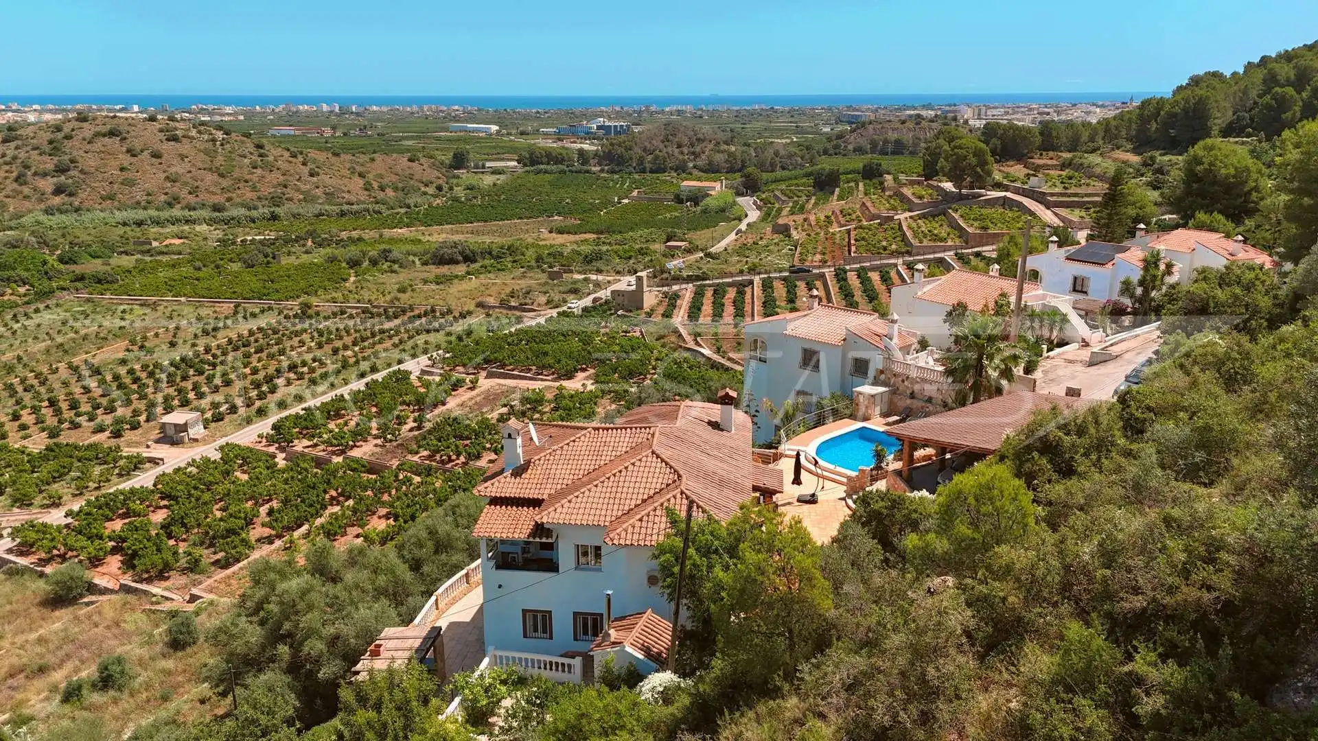 Vista exterior de Casa o xalet en venda en Oliva amb Aire condicionat, Jardí privat i Piscina