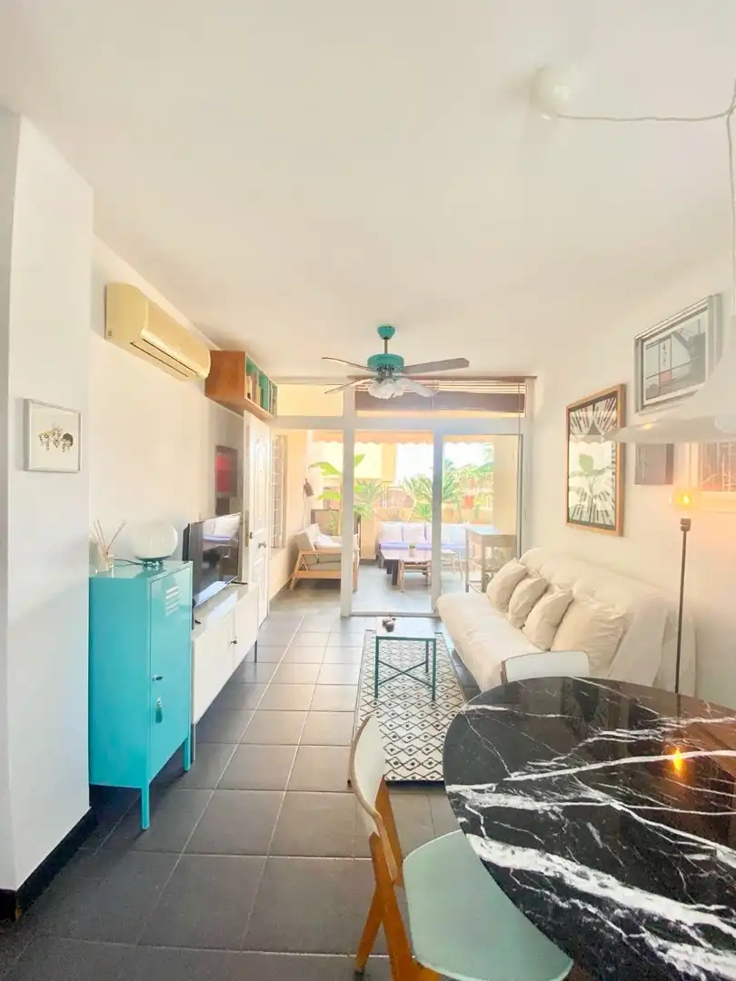 Sala de estar de Apartamento de alquiler en Cartagena con Aire acondicionado, Piscina y Amueblado
