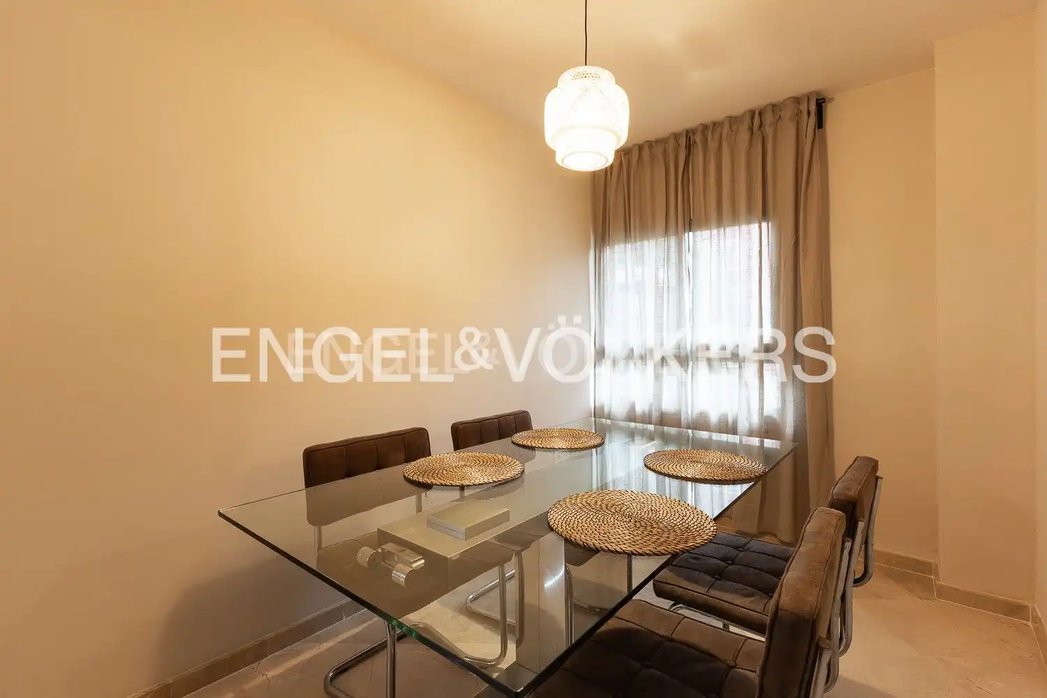 Menjador de Apartament de lloguer en Valencia amb Aire condicionat, Calefacció i Moblat